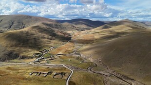 山间蜿蜒公路航拍风景