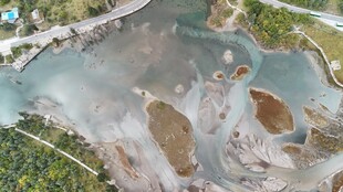 俯瞰多彩湖泊景观