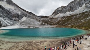 美丽高山湖泊旁的人群