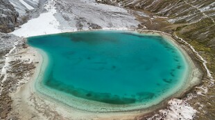 高山间的蓝绿色湖泊
