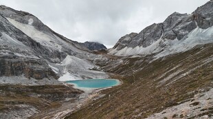 雪山下的蓝湖美景