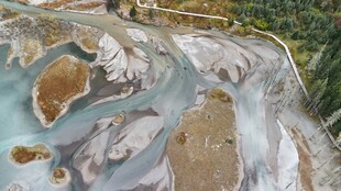 蜿蜒河流穿山谷景观