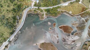 俯瞰多彩水域景观