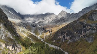 山间美景蜿蜒小路通远方