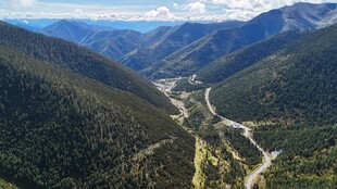 山谷间蜿蜒公路美景
