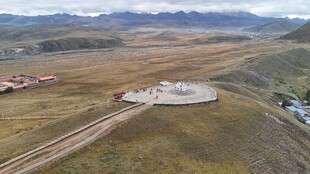 草原上的建筑设施景观