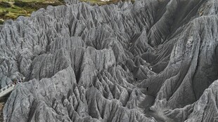 壮观灰黑色褶皱地貌景观