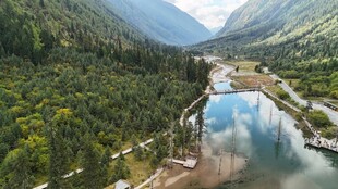 山谷间的清澈河流景观