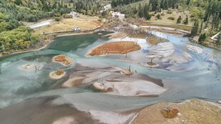 黄石公园五彩斑斓热泉景观