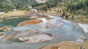 五彩斑斓的山间湖泊美景