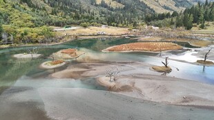 山间清澈水域中的小船