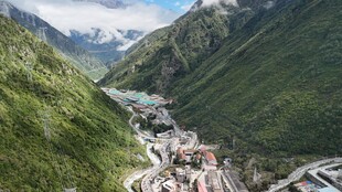 山谷中的村落美景