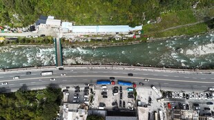 俯瞰城市桥梁与周边景观