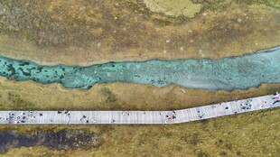 测量中的蓝绿色矿石样本