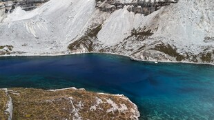 雪山下的碧蓝湖泊