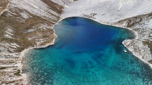 高山间的碧蓝澄澈湖泊