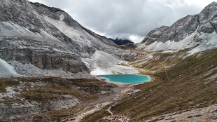 高山间的澄澈蓝湖