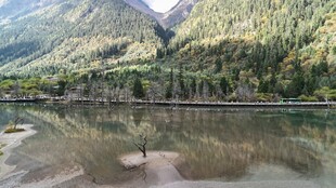 山间静谧湖水倒影成画