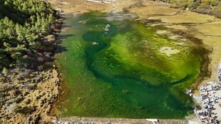 翠绿清澈的山间湖泊