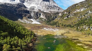 山间翠绿湖泊与雪山美景