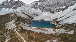 雪山环绕的静谧蓝色湖泊