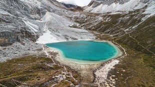 高山间的梦幻蓝湖