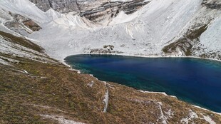 高山蓝湖壮丽美景
