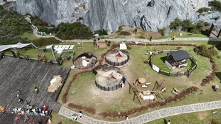 空中俯瞰山间特色建筑群