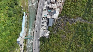 俯瞰山间道路与建筑