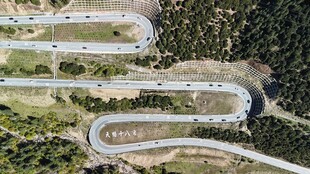 蜿蜒山间公路俯瞰图