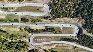 蜿蜒盘旋的山间公路