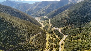 山间蜿蜒公路俯瞰美景