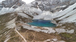 高山蓝湖壮丽自然风光