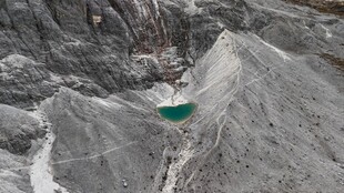高山间的碧绿湖泊