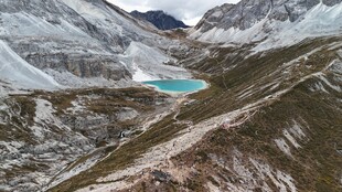 高山间的幽蓝湖泊