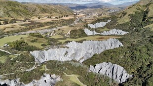 壮丽山谷矿场景观