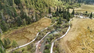 山间蜿蜒公路与广袤田野