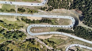 蜿蜒盘旋的山间公路