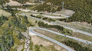 蜿蜒公路穿梭于山林间