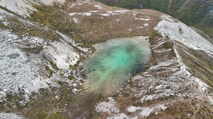 山间幽绿小湖景色迷人