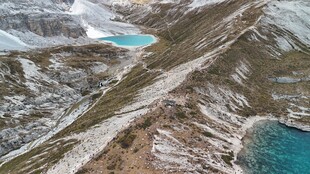 雪山间的幽蓝湖泊