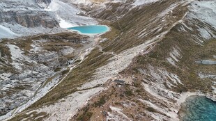 雪山间的幽蓝湖泊
