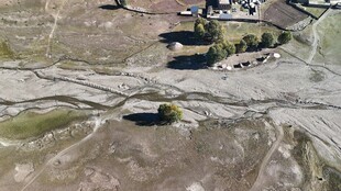 俯瞰荒野中的建筑设施