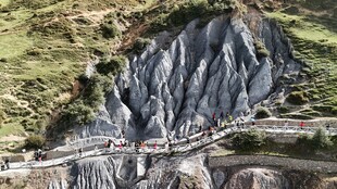 山间险峻公路奇观