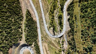 蜿蜒山间公路航拍美景