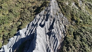 高空俯瞰蜿蜒山间公路