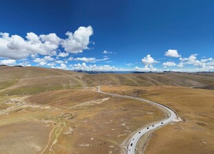 广袤草原间的蜿蜒公路