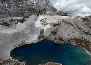雪山环绕的幽蓝湖泊