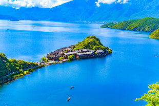 美丽湖心岛