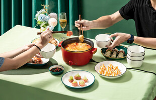 家人围坐共享火锅时光
